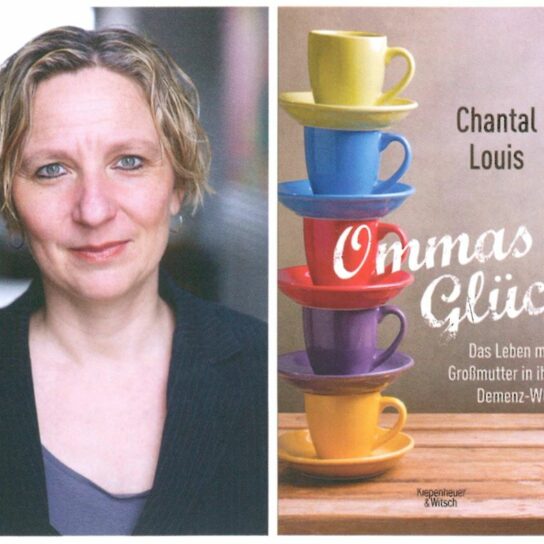 Porträt einer Frau neben Buchcover Ommas Glück mit gestapelten bunten Tassen, Leben in einer Demenz-WG.