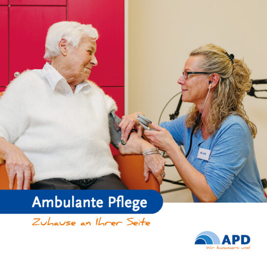Ambulante Pflege: Pflegekraft misst Blutdruck bei Seniorin zu Hause – einfühlsame häusliche Betreuung und Vorsorge.