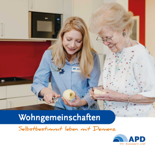 APD Demenz-Wohngemeinschaft: Betreuung in der Küche – Pflegekraft und Seniorin schälen Äpfel, selbstbestimmt leben.