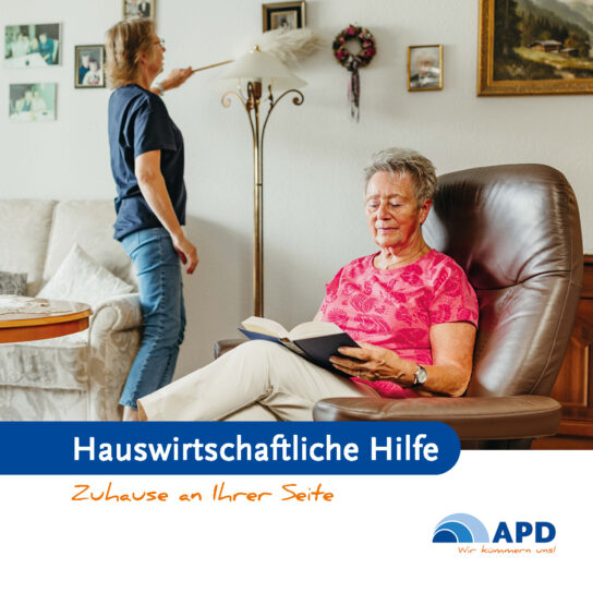 Seniorin liest, während Haushaltshilfe zu Hause staubwischt – hauswirtschaftliche Hilfe und Unterstützung im Alltag.