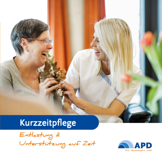 APD Kurzzeitpflege: lachende Pflegekraft unterstützt Seniorin – Entlastung und Betreuung auf Zeit.